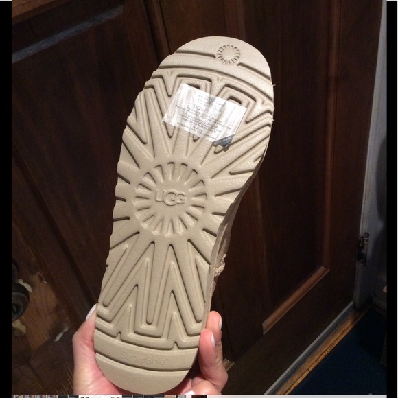 UGG CLASSIC ULTRA MINI boots - Picture 3 of 7